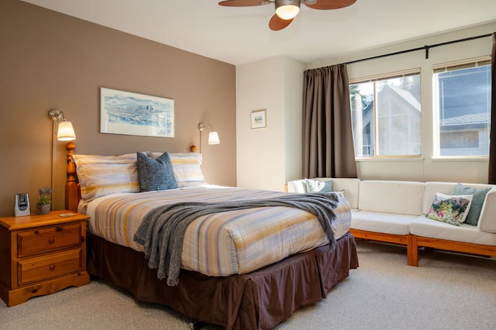 Glavna spavaća soba s bračnim krevetom, klima-uređajem i kupaonicom!