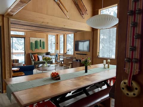 Spacious1970s Alpine Chalet on creek, dog friendly