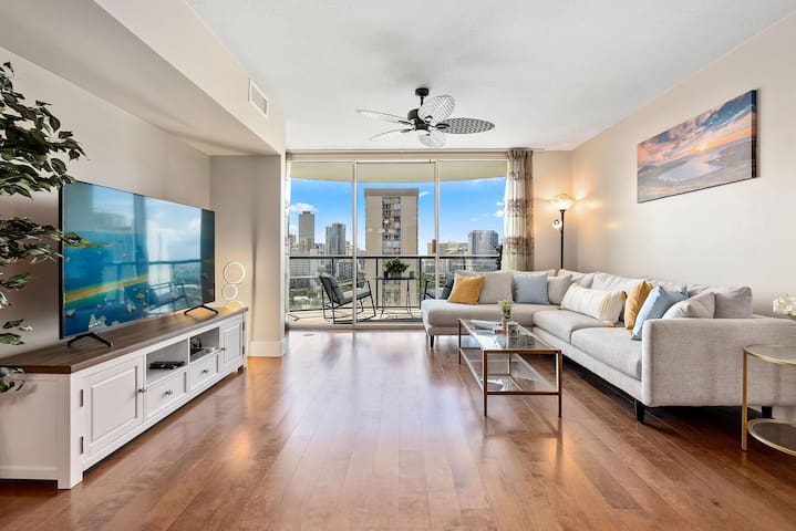 Luxury Two Bedroom Suite in Waikiki, Condo with Pa