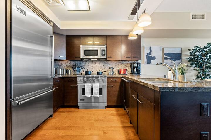 Luxury Two Bedroom Suite in Waikiki, Condo with Pa gallery image 5