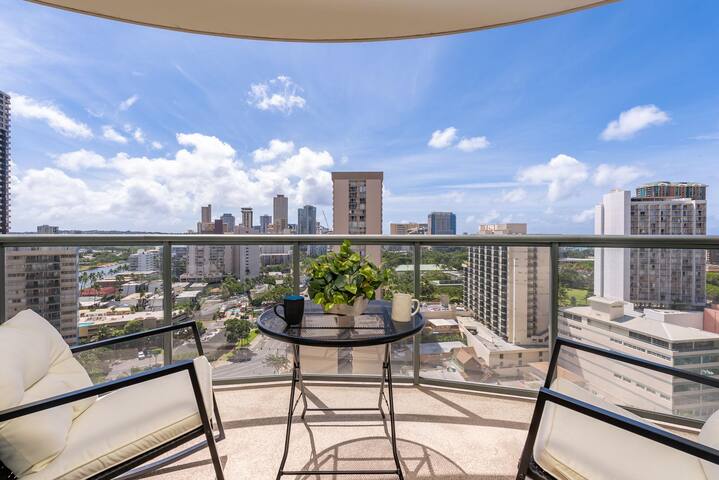 Luxury Two Bedroom Suite in Waikiki, Condo with Pa gallery image 2