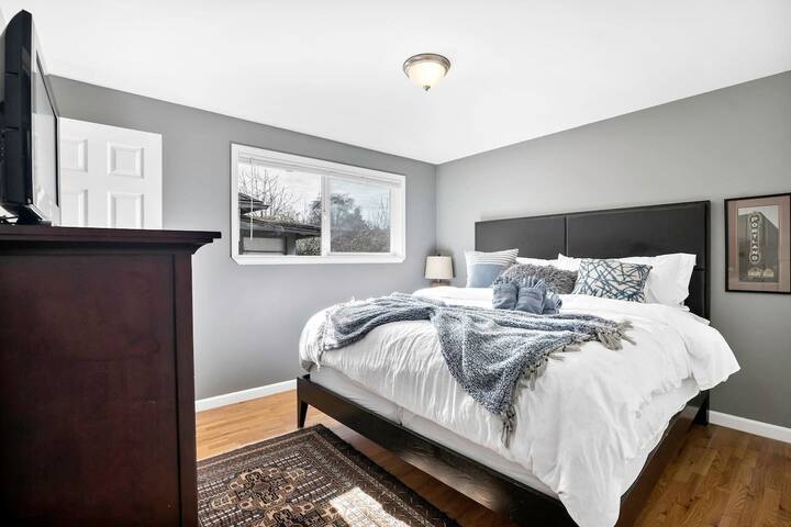 FREE NIGHT! Lake WA View | Groups| 15 Min>DT & SEA gallery image 3