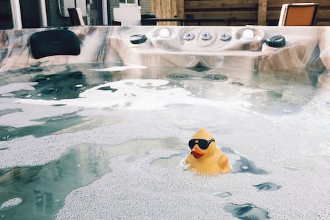 Spacious & Pet Friendly- Hot Tub & Mountain Views