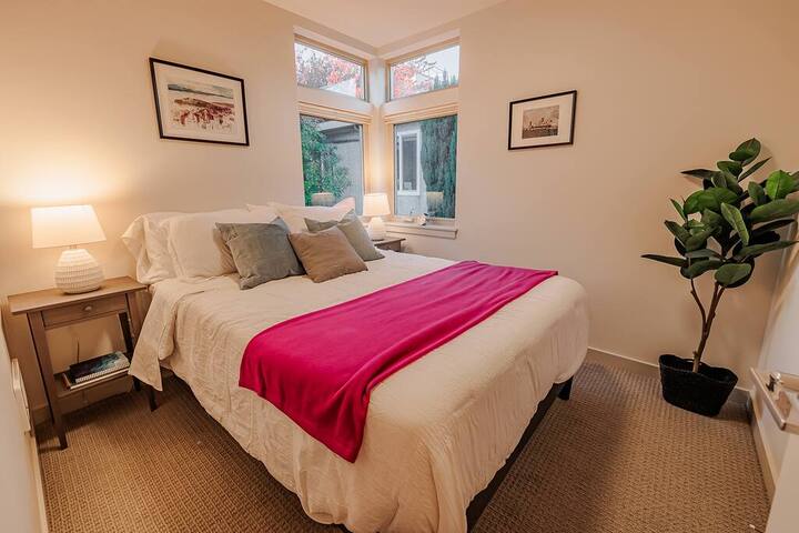 Lake Union Townhome | Rooftop Deck + City Views gallery image 5