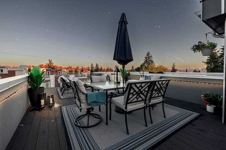 Lake Union Townhome | Rooftop Deck + City Views gallery image 2