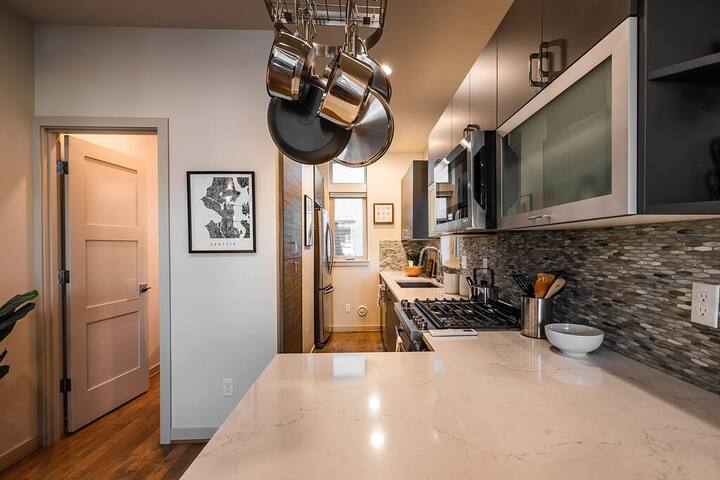 Lake Union Townhome | Rooftop Deck + City Views gallery image 4