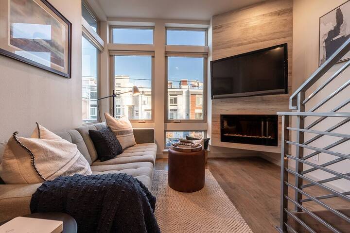 Lake Union Townhome | Rooftop Deck + City Views gallery image 3