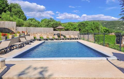 6 bedroom amazing apartment in Vallon pont d'arc