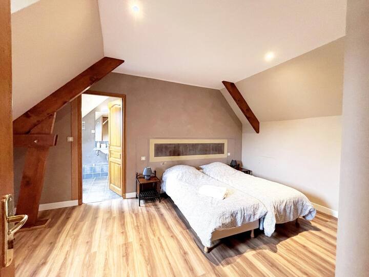 Lits sencillos
Vestidor
Mesas de noche y lámparas
Baño contiguo