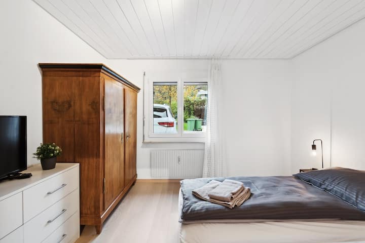 Útulná spálňa s vlastným šatníkom a INTELIGENTNÝM TELEVÍZOROM