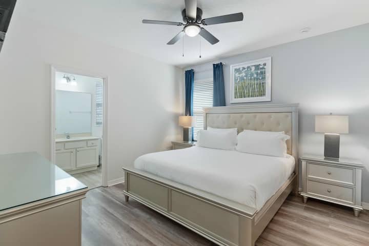 - Dhomë gjumi "king" me banjë en suite dhe komplet mobiliesh elegante  
- Dritare të mëdha me dritë natyrale dhe shtroja të rehatshme për pushim  
- Ambient çlodhës me qira në Orlando, i përsosur për familje dhe qëndrime në grup