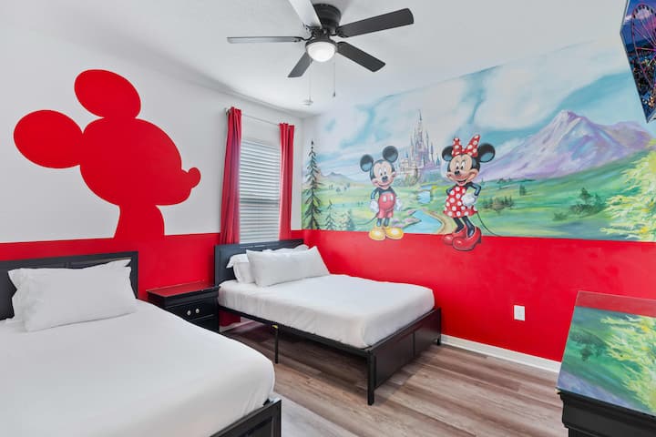 - Dhomë fëmijësh e frymëzuar nga Disney me muralin e miut Mickey dhe vepra arti  
- Muret e kuqe të ndritshme dhe krevatet dyshe krijojnë një pushim argëtues me tematikë  
- Shtëpi pushimesh perfekte në Orlando me qira për familjet që vizitojnë Disney