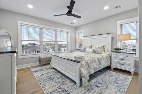 Stylish & Modern Getaway – 5 Mins to Beach!