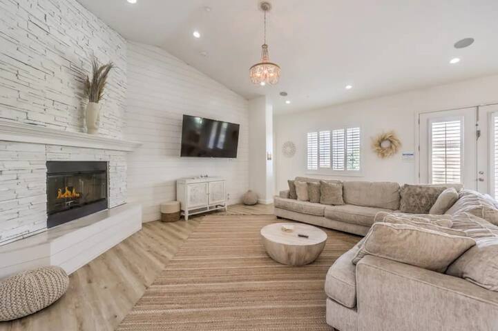 Luxury 5BR Villa | Pool, Hot Tub, RV Friendly gallery image 2