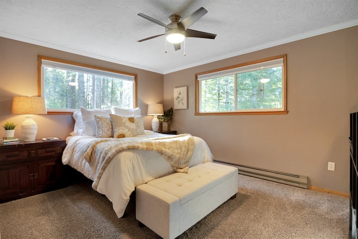 主卧配有超豪华的紫色混合床垫，配备可调节的按摩。