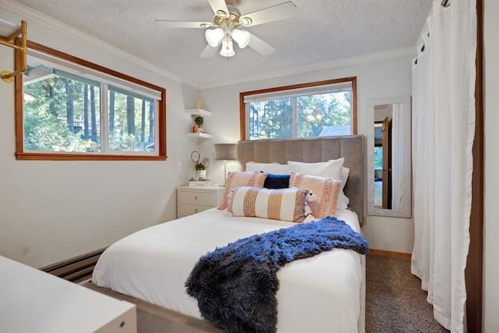 2号卧室配有全新的豪华床垫和森林景观。