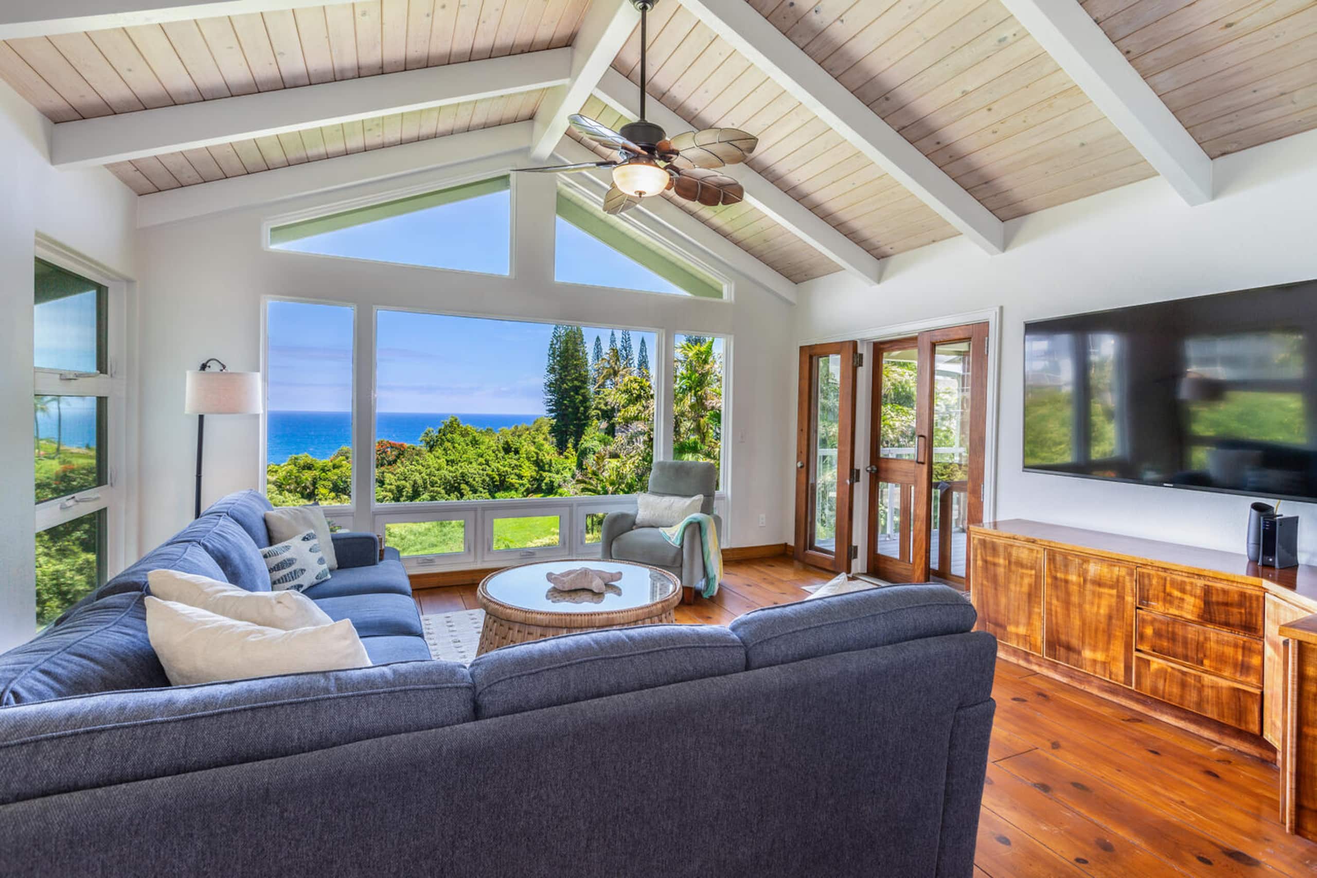 Home in Princeville · ★4.94 · 4 bedrooms · 5 beds · 2.5 baths - Image 8