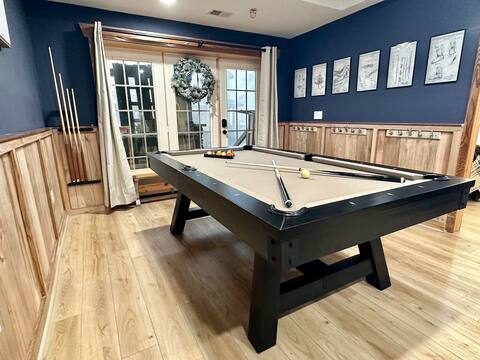 SKI IN/OUT- Pool table, hot tub, A+ kitchen, 7 bed