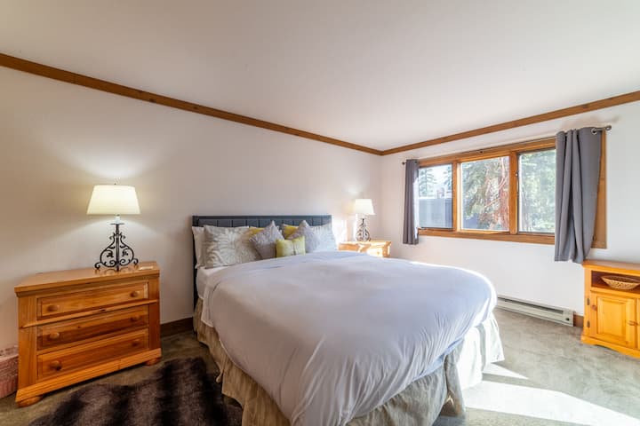 El dormitorio principal tiene una cama tamaño king y una hermosa luz natural. 