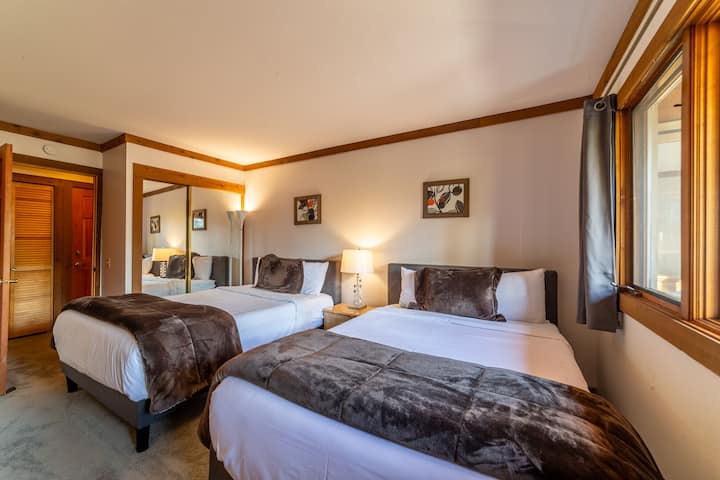 El dormitorio 2 tiene 2 camas tamaño queen y espacio en el armario. 