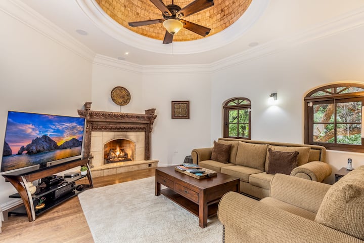 „Каде што одекнува смеата и приказните течат.“