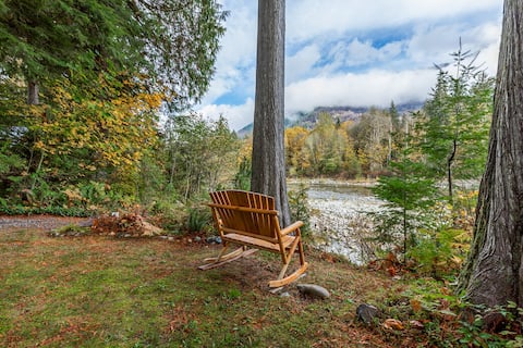 Mountain Memories: peaceful riverfront w/ hot tub