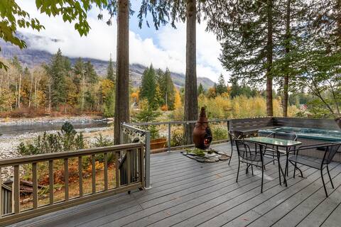 Mountain Memories: peaceful riverfront w/ hot tub