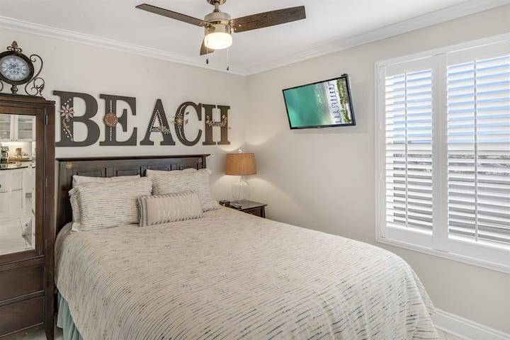 Guest bedroom with queen bed