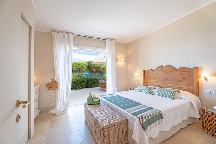 sovrum med dubbelsäng och jarno utsikt - Villa Ondina