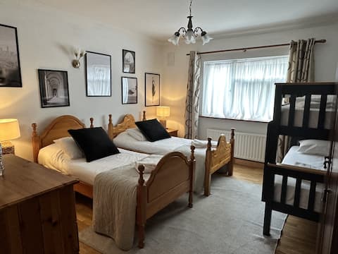 Family Room en-suite (sleeps 4) in a Guest House