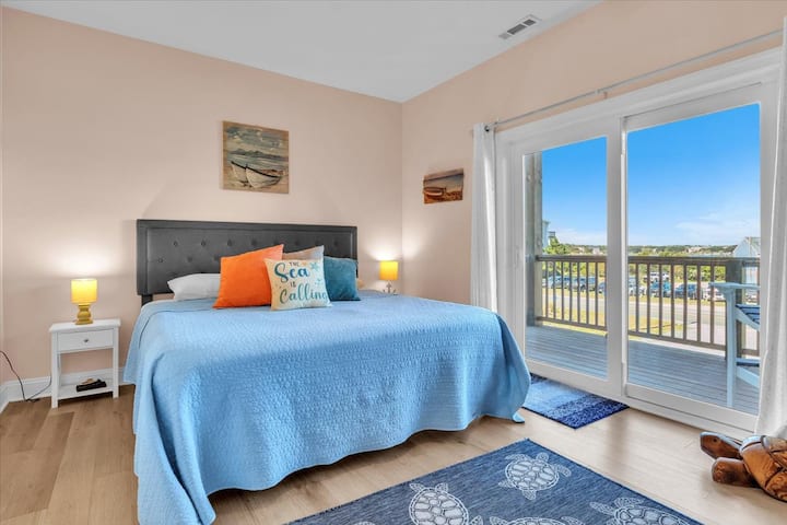 غرفة النوم رقم 2 (سرير كينج) الطابق الأول مع شرفة ساوندسايد