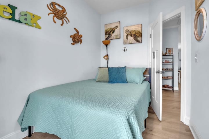 غرفة النوم الثالثة (سرير كوين) الطابق الثاني