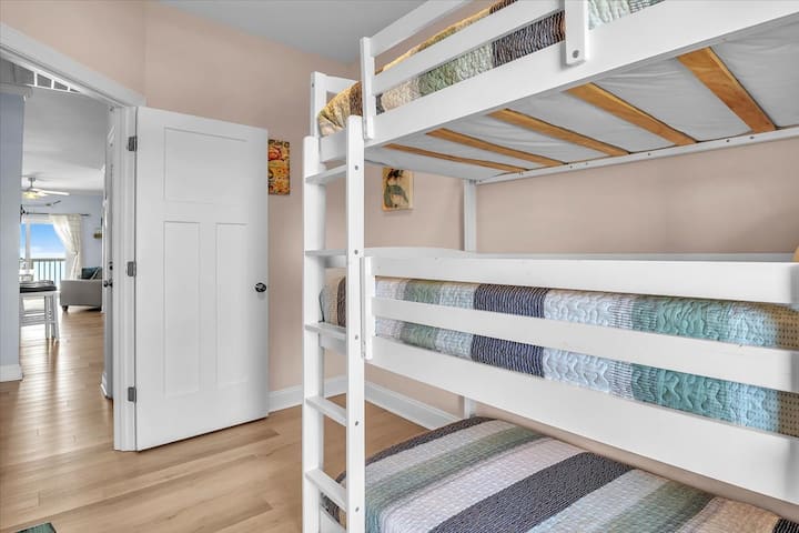 غرفة نوم 4 أسرّة ثلاثية (3 أسرّة مزدوجة) الطابق الثاني