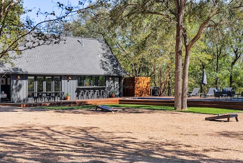 Hot Tub + Fire Pit + Pool + Game Room ~ Guesthouse