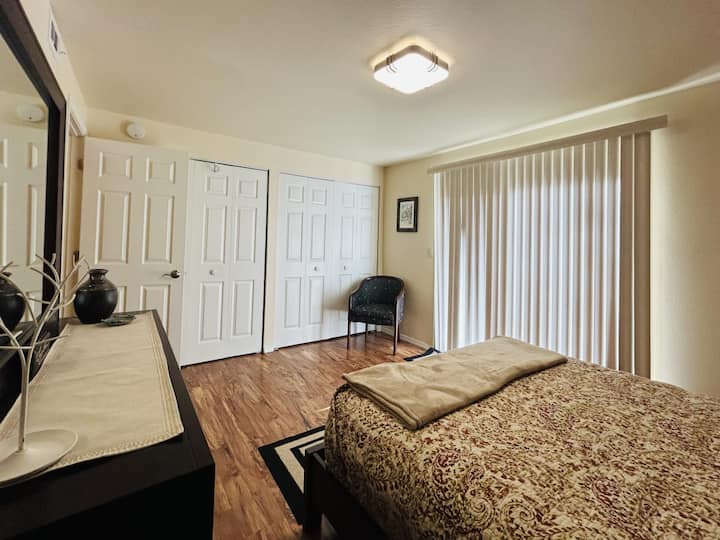 Dhoma e gjumit 1: Krevat dopio "queen", dollapë të mëdhenj