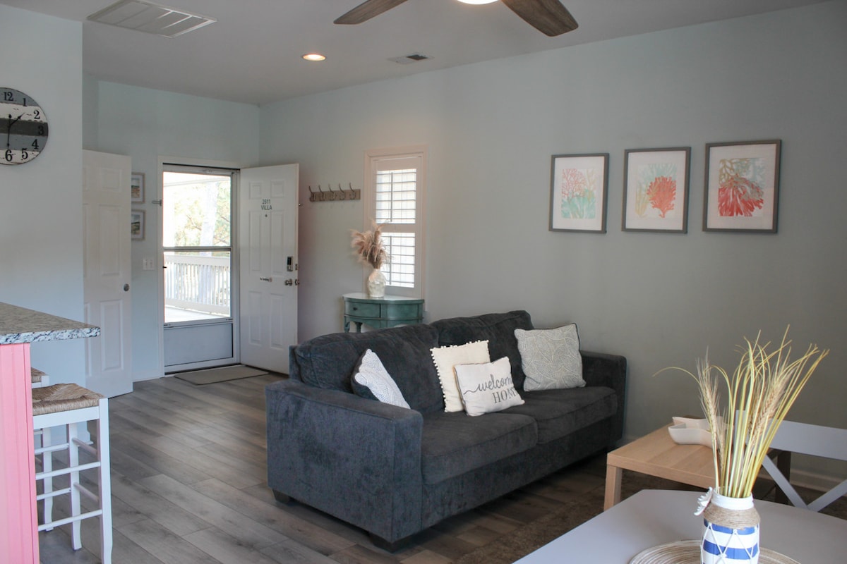 Дневна соба и влез во објектот 