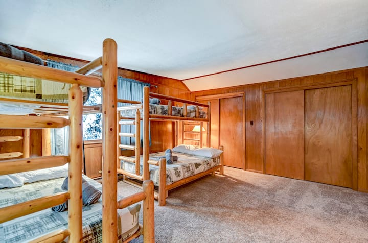 חדר עם מיטת קומתיים