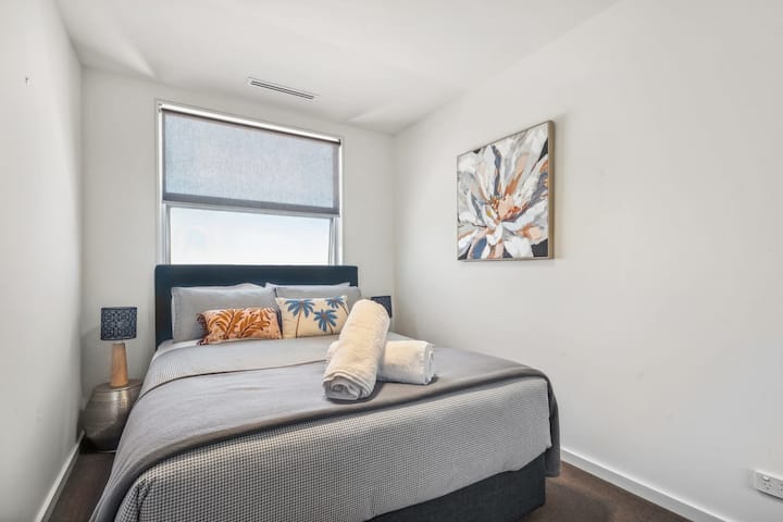 Бојата и мекиот јорган прават оваа соба да изгледа гостопримливо, без разлика дали е дремка или добар сон.