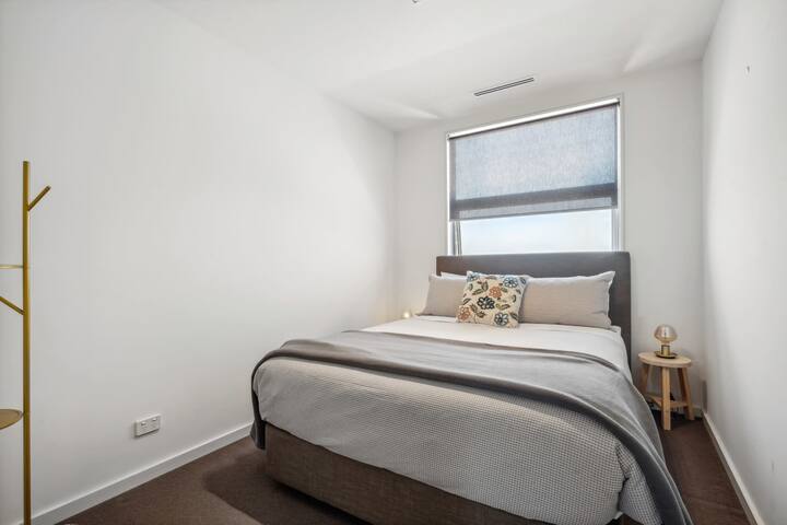 Едноставно и мирно, со слоевита постелнина и ролетни кои ќе ви помогнат да се одморите во секое време од денот.