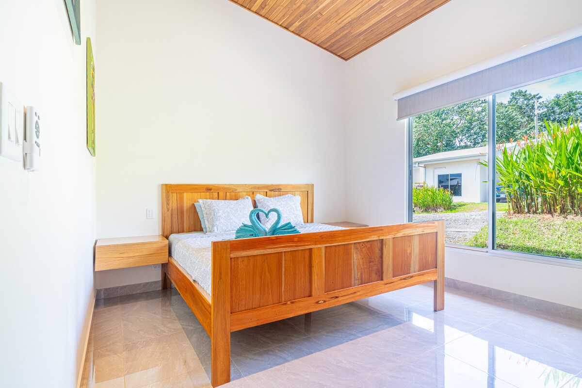 חדר שליו עם נוף ציורי של החלק החיצוני.