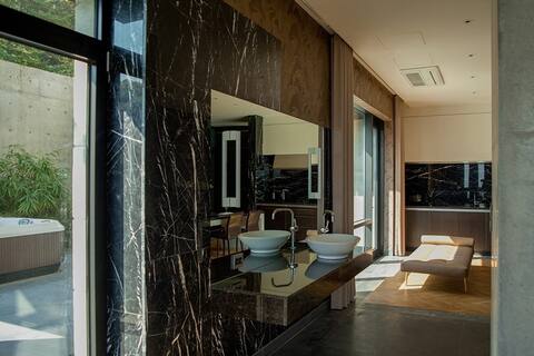 A comfortable and independent space where nature blends