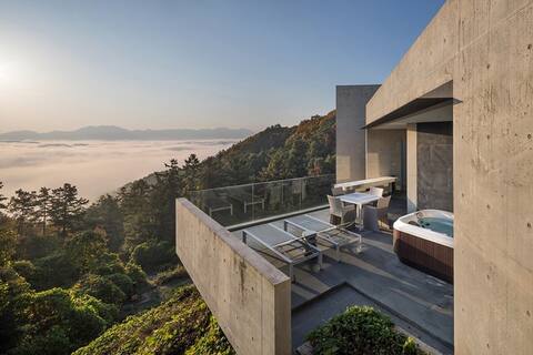 A comfortable and independent space where nature blends