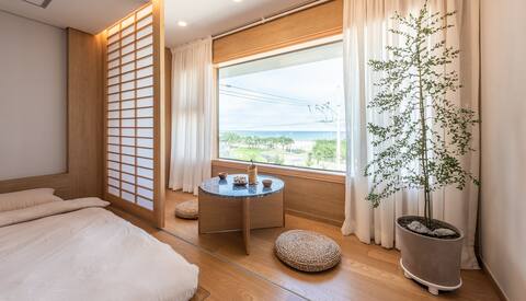 Yangyang Hajodae Beach is a warm space.