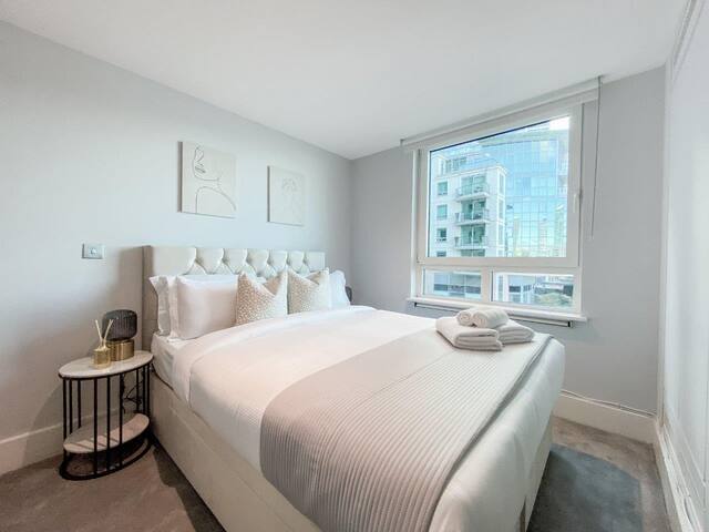 Luxury Riverside Retreat with Stunning Views gallery image 4