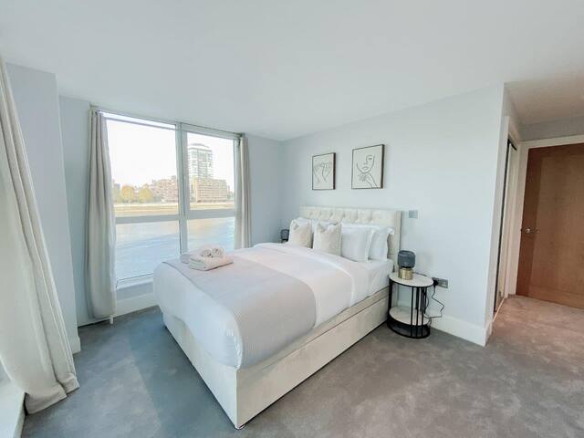 Luxury Riverside Retreat with Stunning Views gallery image 3