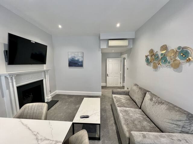 2 Bed/2 Bath Modern Flat, Sky TV, Air Con