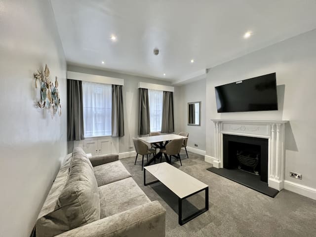 2 Bed/2 Bath Modern Flat, Sky TV, Air Con gallery image 3