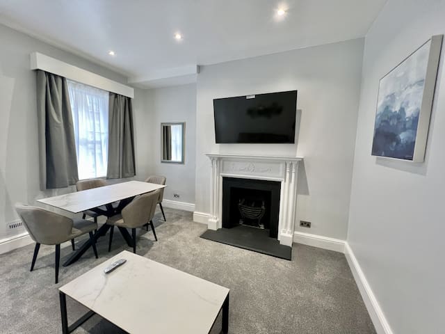 2 Bed/2 Bath Modern Flat, Sky TV, Air Con gallery image 4