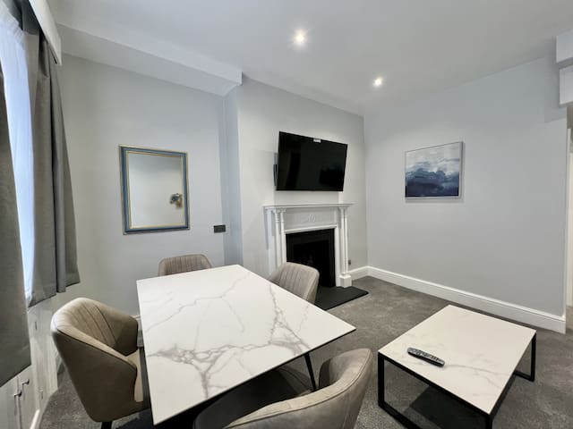 2 Bed/2 Bath Modern Flat, Sky TV, Air Con gallery image 2