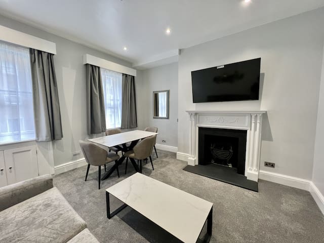 2 Bed/2 Bath Modern Flat, Sky TV, Air Con gallery image 5